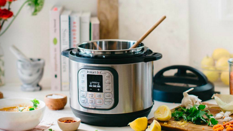 Instant Pot Duo60 7-in-1 electric pressure cooker