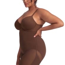 CURVE MODEL REVIEWS HONEYLOVE SHAPEWEAR (and it didn't scare her at all  who said that?) 