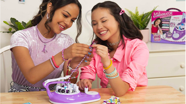 Easily make friendship bracelets with the KumiKreator