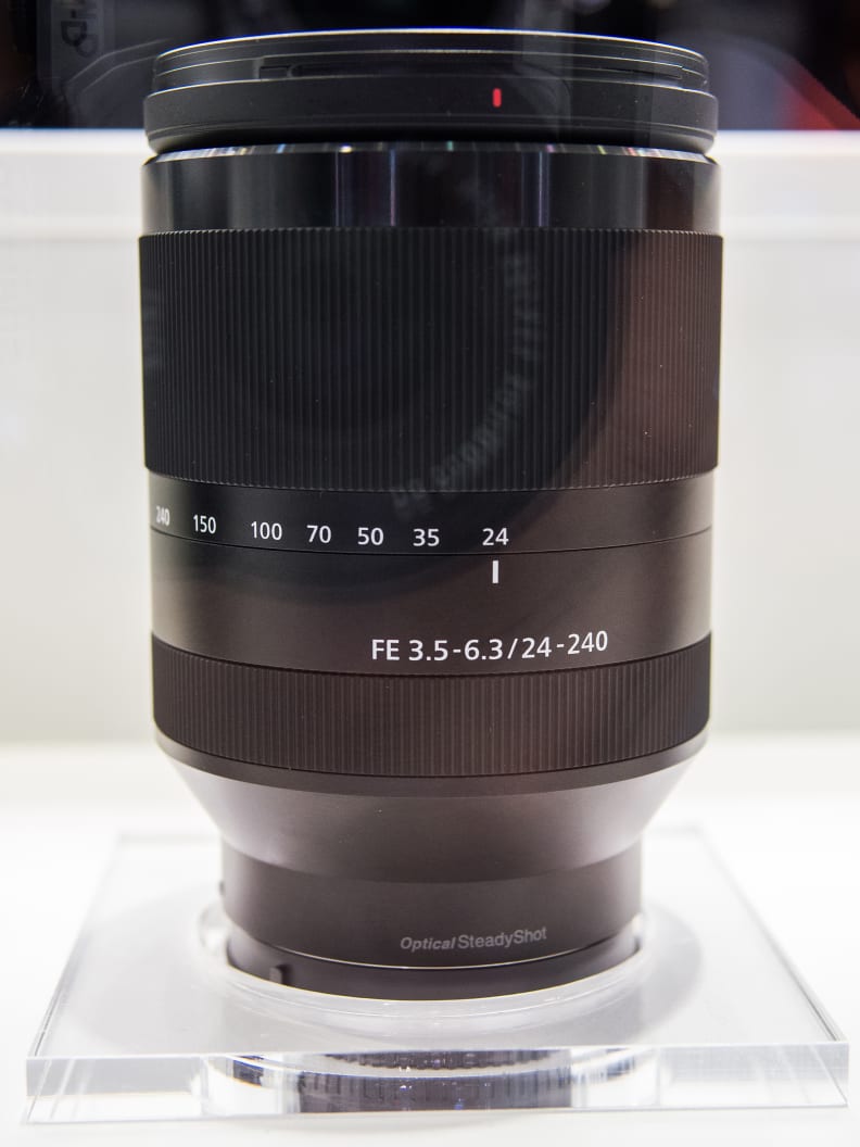 FE 24-240mm – Side View