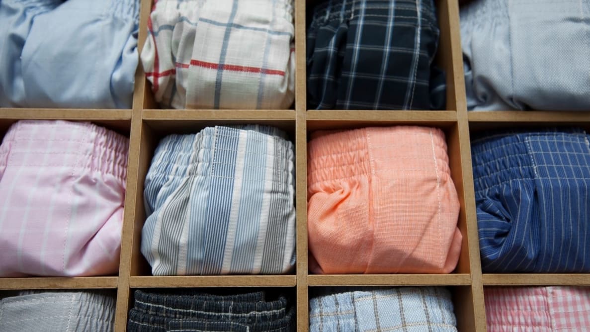 一排排彩色折叠的四角内裤在木制储藏室里。