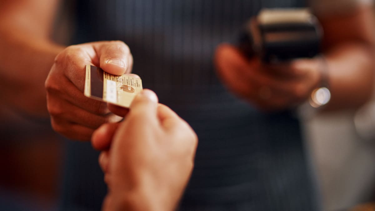 Differences between a debit and credit card - Reviewed Money