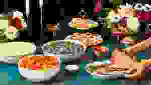 这是一张感恩节大餐的照片，配有切好的牛里脊肉和节日配菜。
