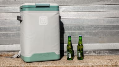 The Brümate Magpack next to two bottles of beer.