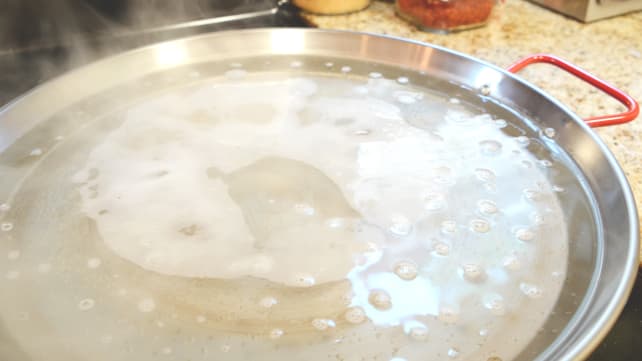 How to season the paella pan