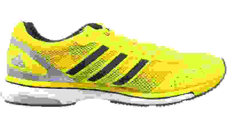 一双黄色阿迪达斯adiZero Adios运动鞋，黄黑相间。