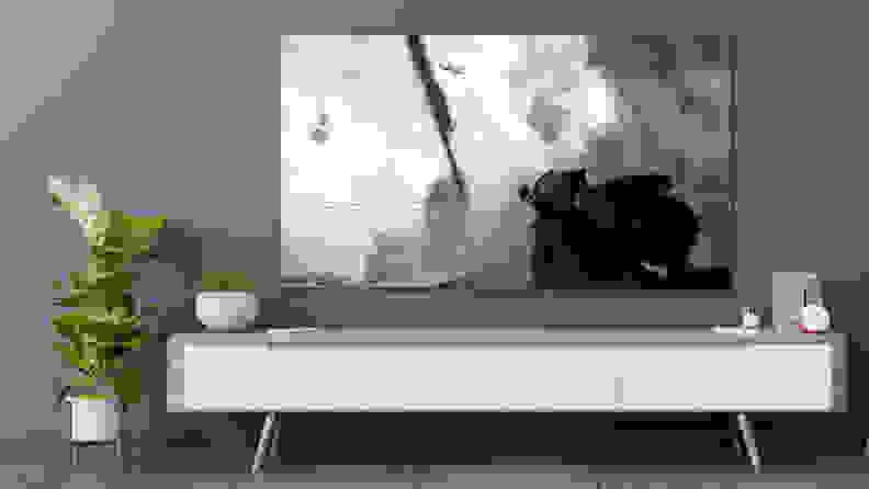 该TCL 5系列带有谷歌电视显示模拟视频游戏内容