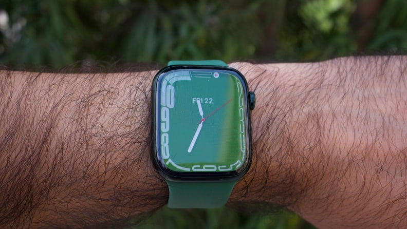 Un gros plan de l'Apple Watch Series 7, en vert, montrant le nouveau cadran Contour, qui enveloppe les chiffres autour du bord de l'écran.