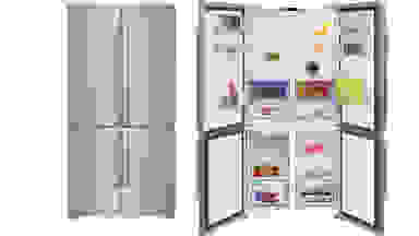 倍科的两个冰箱并排站在一个白色的空白。最左边的一个四门关闭。最右边的实例已经开门营业时,所有的货架和垃圾箱满了物品。