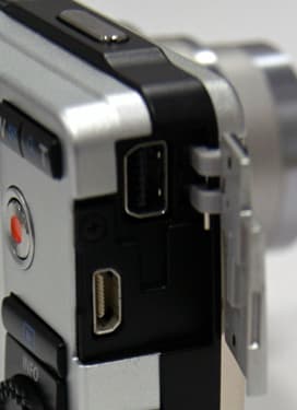 OLYMPUS-STYLUS7040-ports.jpg