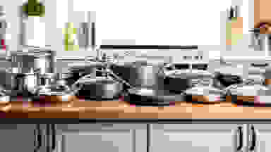 三套完整的炊具在厨房岛台上排列