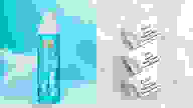 左边:摩洛哥油的淡蓝色喷雾器，后面是蓝色的天空。右图:三个白色的奥里伯罐子堆叠在银色的水中。
