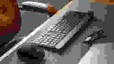 鼠标和键盘放在灰色的桌垫上