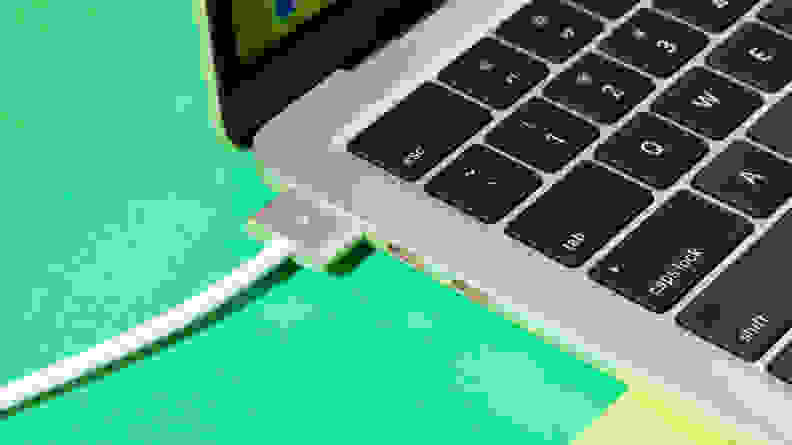 Close-up of the USB charging cord on the Apple MacBook Air 13 M3.