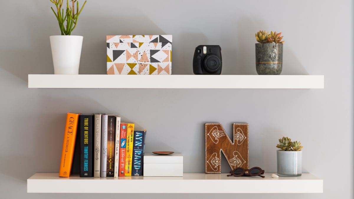 20 Shelf Décor Ideas That Turn Your Objects Into Wall Art