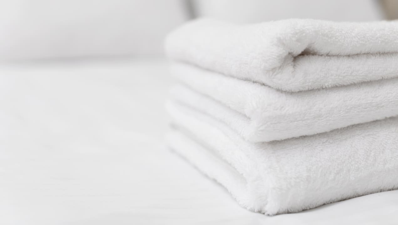 Here's why you should only use white bath towels