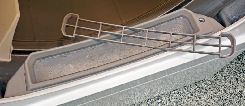 There's no removable lint trap in the ADEE9RGS173TW01. Instead, you have to reach into this little crevice and scoop out the lint.