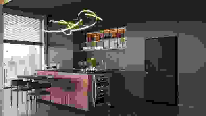 黑暗的厨房，带灰色橱柜和黑暗电器，俯瞰纽约市。