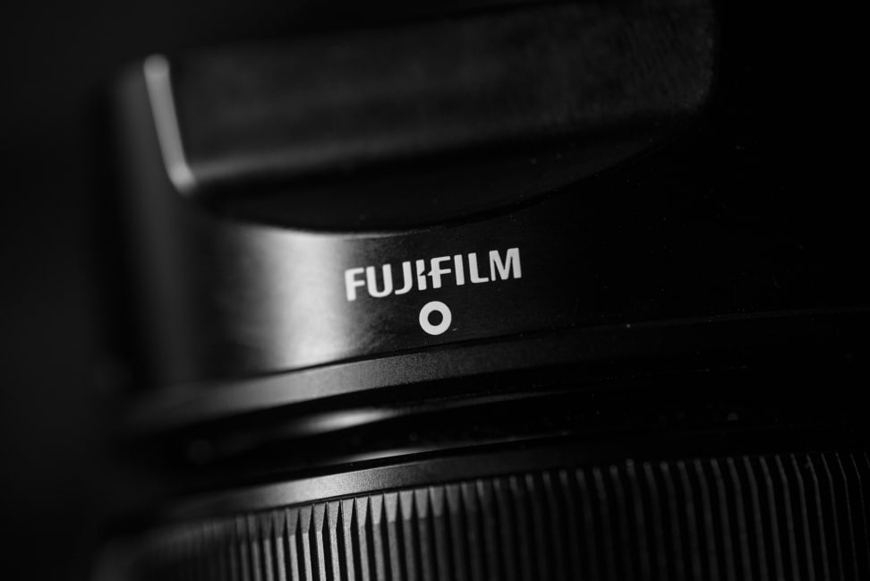 fuji-35mm-f1p4-review-design-hood.jpg