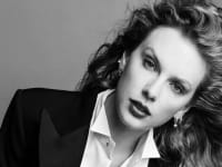 Closeup Taylor Swift in black & white