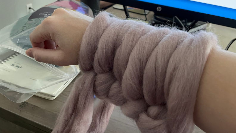 Roving wool on an arm