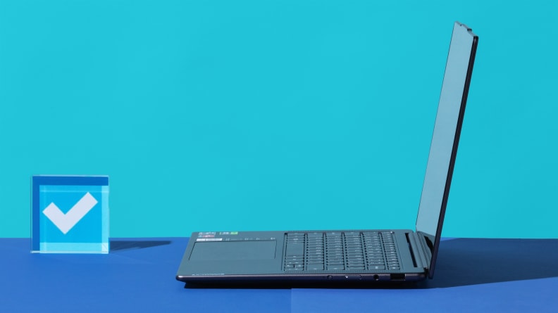 Вид на открытый ноутбук сбоку на синем фоне