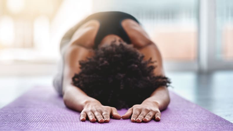 Does anyone know what brand of yoga mat this is? It was my girlfriends and  I spilled grease on it by accident. Need to replace. : r/yoga