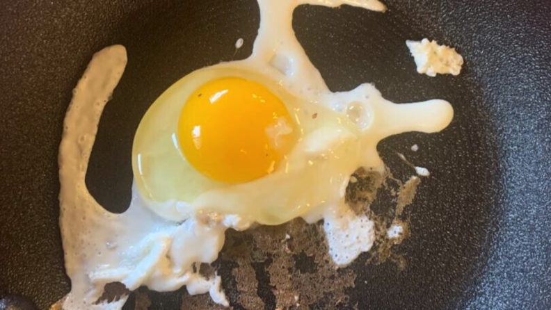 An egg cooking on a Circulon pan.