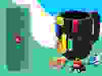 一个蓝牙扬声器和一个乐高马克杯在一个彩色的背景。
