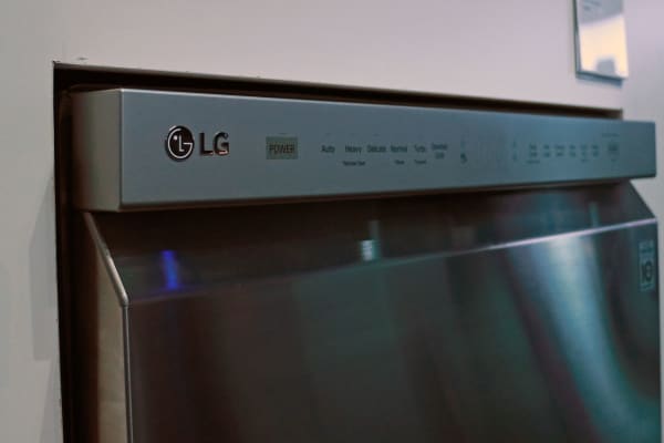 带有口袋把手的LG MultiMotion洗碗机