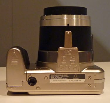 OLYMPUS-SP800UZ-bottom.jpg