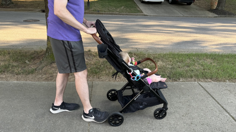 Man pushing the Bombi Bebee stroller