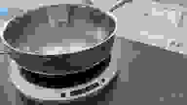 Hestan Cue智能烹饪系统的特写镜头，包括一个感应热盘和一个支持蓝牙的5.5夸脱厨师锅。