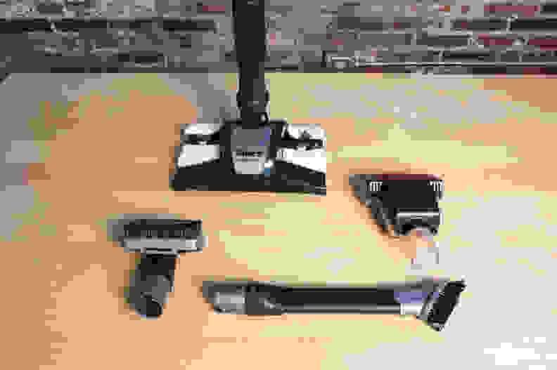 “鲨鱼”配有四种清洁工具。从左起顺时针方向:室内装饰工具、除尘拖把、宠物多功能工具、除尘工具。