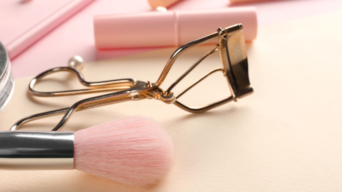 12 Best Eyelash Curlers of 2023 - Top Makeup Tool Brands