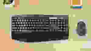 Logi雷竞技raybet竞猜tech MK850性能键盘和鼠标在桌子上。