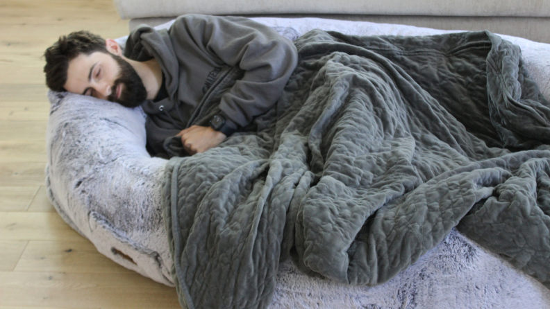 A man sleeping on a Plufl bed.