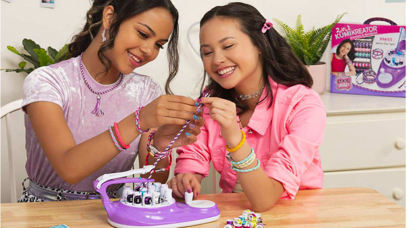 Easily make friendship bracelets with the KumiKreator