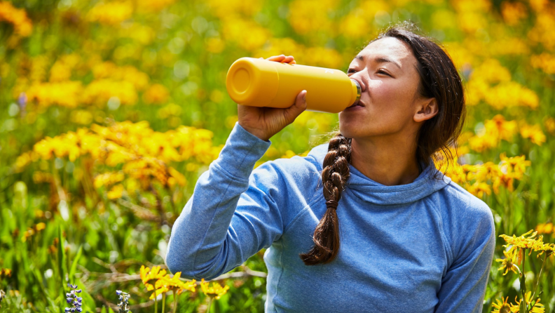 Someone drinking from a waterbottle.