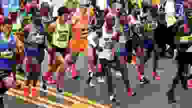 2019年波士顿马拉松比赛的跑步者。