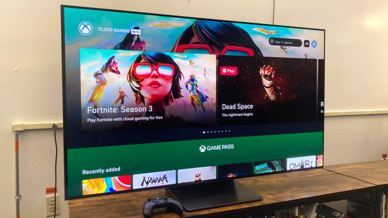 La pantalla de inicio de Xbox Cloud Gaming se ve en un televisor OLED Samsung S95B de 55 pulgadas