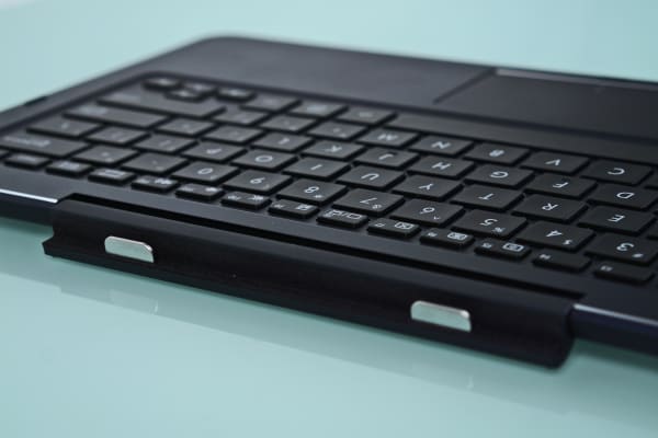 With the included keyboard dock, the Chi can effortlessly switch from laptop to tablet.