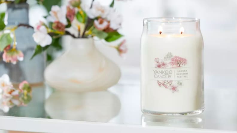 Close up of a Yankee Candle on a tabletop.