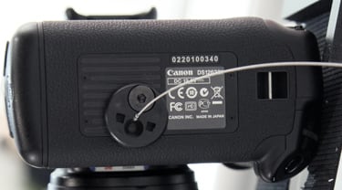 Canon-EOS-D1-Mark-IV-bottom.jpg