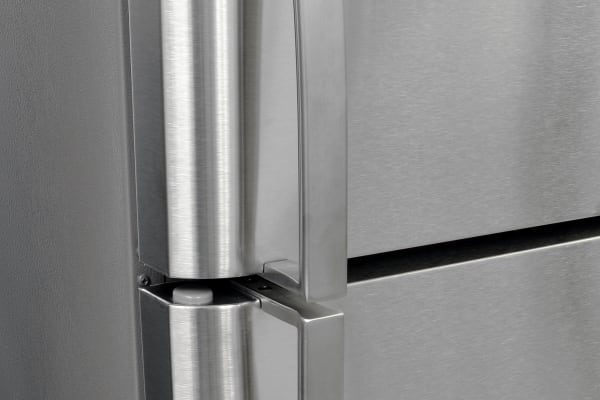 The Kenmore 70623's sturdy handles, like the stainless finish, are prone to smudging.