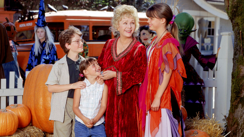 Debbie Reynolds魅力作为“Halloweentown”的奶奶Aggie。