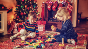 男孩和女孩在圣诞树旁玩积木