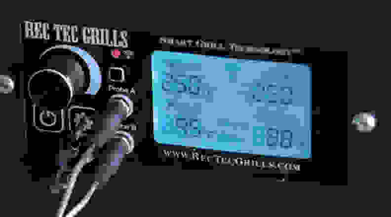 Smart grill's display, showing the temp of each meat probe