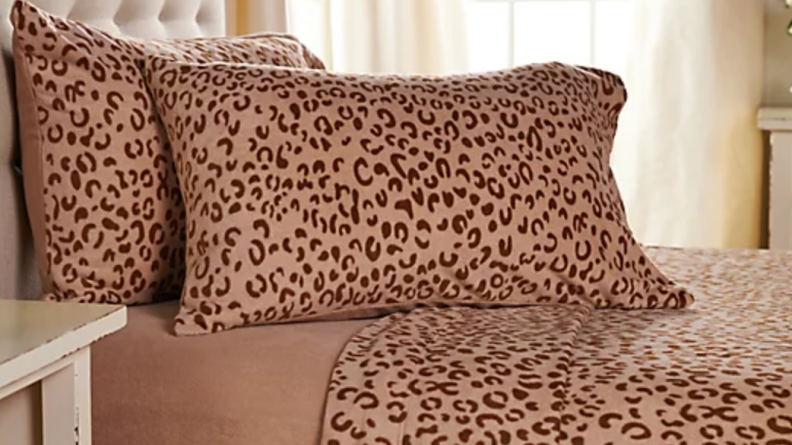 床上有猎豹图案的床单和枕头