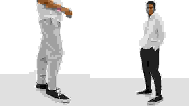 照片中，一个穿着灰色运动裤的男人站在一张穿着黑色运动裤和白色运动衫的男人旁边